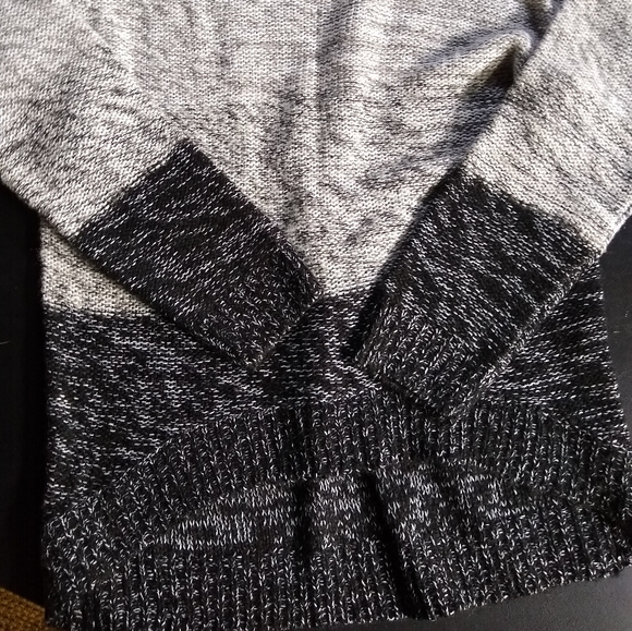 Two-tone Sweater - Picture 2 of 3